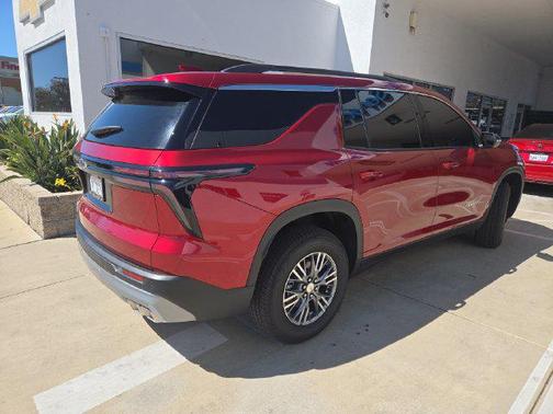 Radiant Red Tintcoat 2026 Chevrolet Traverse LT