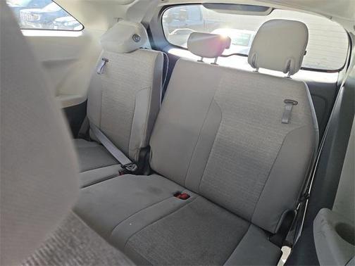2022 Toyota Sienna LE