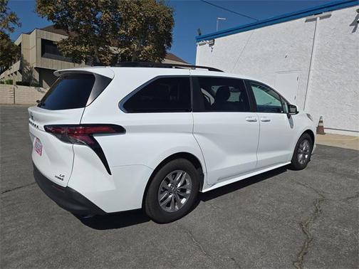 2022 Toyota Sienna LE