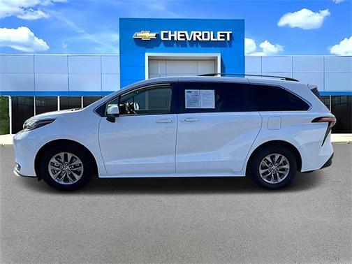 2022 Toyota Sienna LE