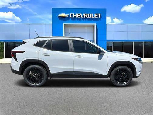 Summit White 2026 Chevrolet Trax FWD ACTIV