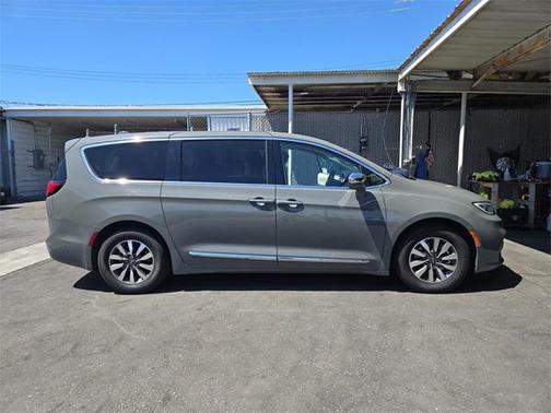 2022 Chrysler Pacifica Hybrid Limited