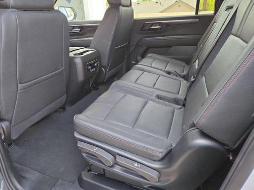 Iridescent Pearl Tricoat 2025 Chevrolet Suburban RST