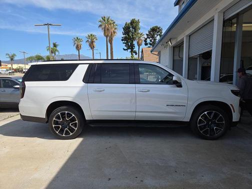 Iridescent Pearl Tricoat 2025 Chevrolet Suburban RST