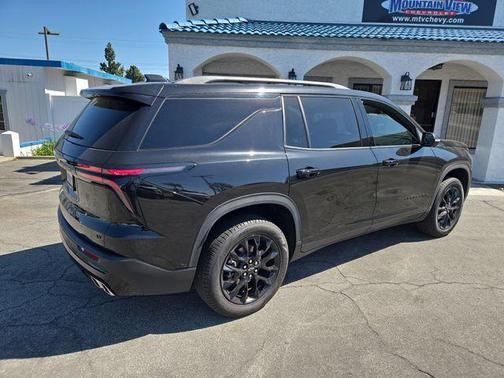 Mosaic Black Metallic 2024 Chevrolet Traverse LT