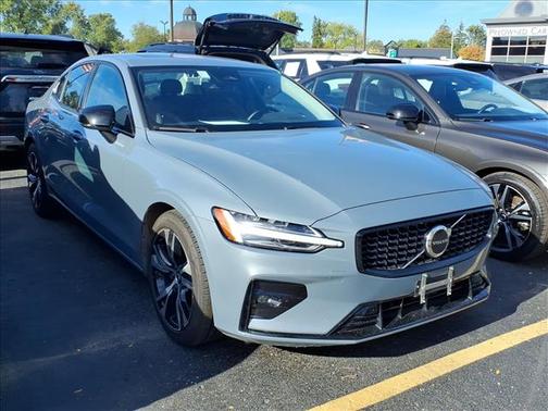 2024 Volvo S60 B5 Core Dark Theme