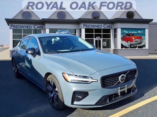 2024 Volvo S60 B5 Core Dark Theme