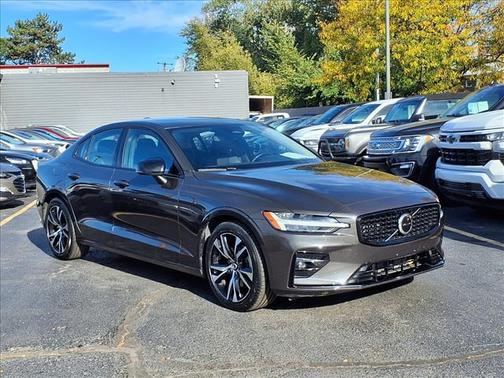 2024 Volvo S60 B5 Core Dark Theme