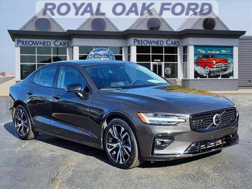 2024 Volvo S60 B5 Core Dark Theme