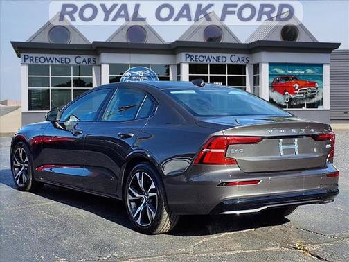 2024 Volvo S60 B5 Core Dark Theme