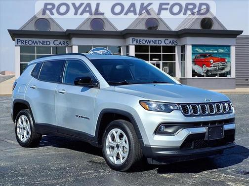 Silver Zynith Metallic Clearcoat 2025 Jeep Compass Latitude