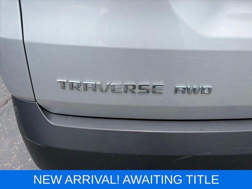 Silver Ice Metallic 2022 Chevrolet Traverse LS