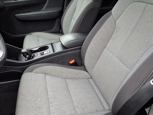 2024 Volvo XC40 B5 Core