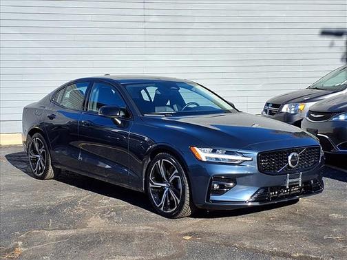2024 Volvo S60 B5 Core Dark Theme