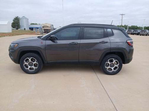 Granite Crystal Metallic Clearcoat 2022 Jeep Compass Trailhawk