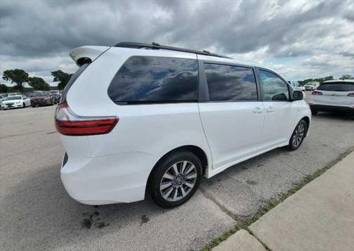 2020 Toyota Sienna LE
