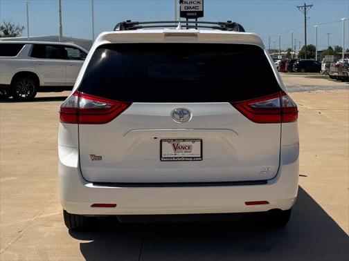 2020 Toyota Sienna LE