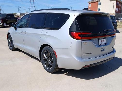 Silver Mist Clearcoat 2026 Chrysler Pacifica Limited