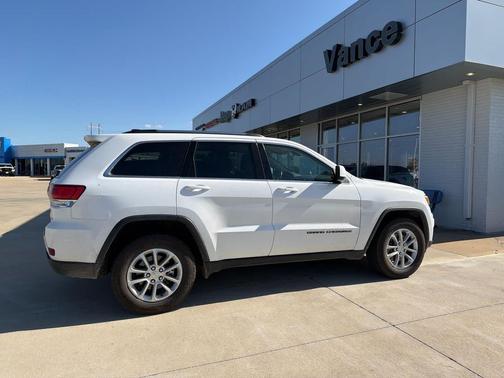 Bright White Clearcoat 2021 Jeep Grand Cherokee Laredo