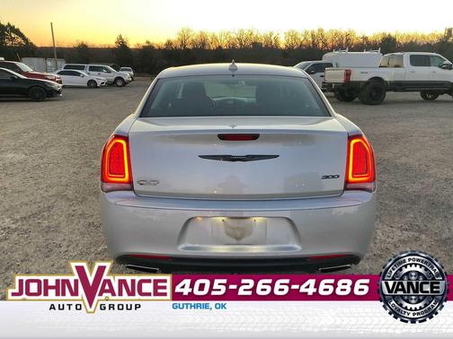 2022 Chrysler 300 Touring