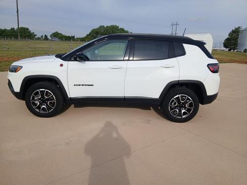 Bright White Clearcoat 2024 Jeep Compass Trailhawk