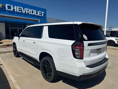 Summit White 2022 Chevrolet Suburban LT