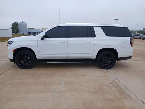 Summit White 2022 Chevrolet Suburban LT