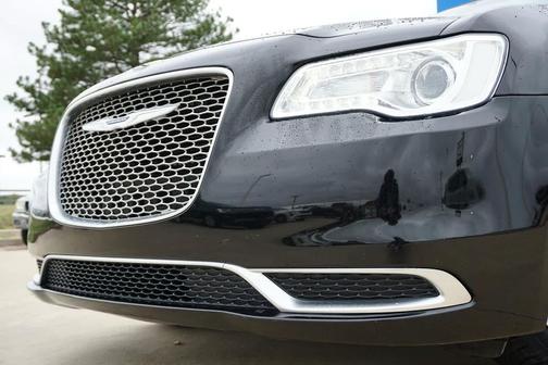 Gloss Black 2019 Chrysler 300 Touring