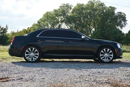 Gloss Black 2019 Chrysler 300 Touring