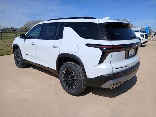Polar White Tricoat 2026 Chevrolet Traverse AWD Z71