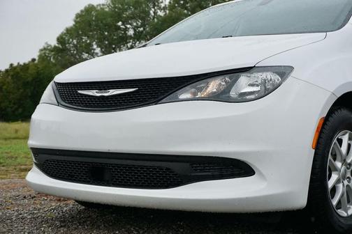 Bright White Clearcoat 2022 Chrysler Voyager LX