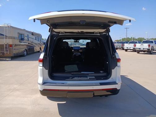 Pristine White Metallic Tri-Coat 2024 Lincoln Navigator Reserve