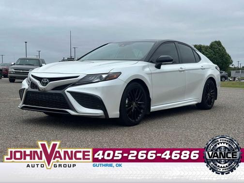 Wind Chill Pearl/Midnight Black Metallic 2022 Toyota Camry XSE