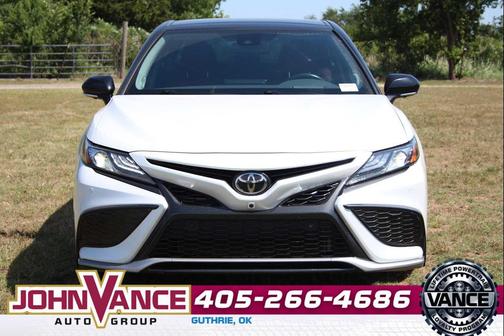 Wind Chill Pearl/Midnight Black Metallic 2022 Toyota Camry XSE