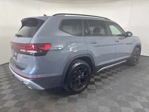 2024 Volkswagen Atlas 2.0T Peak Edition SE w/Technology