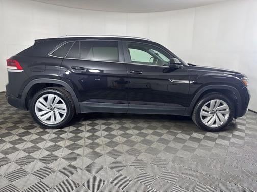 Deep Black Pearl Effect 2023 Volkswagen Atlas Cross Sport 3.6 V6 SE w/ Technology