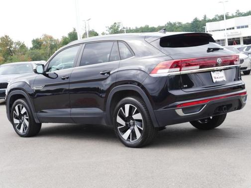 Deep Black Pearl Effect 2024 Volkswagen Atlas Cross Sport 2.0T SE w/Technology