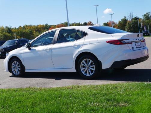 Ice 2025 Toyota Camry LE
