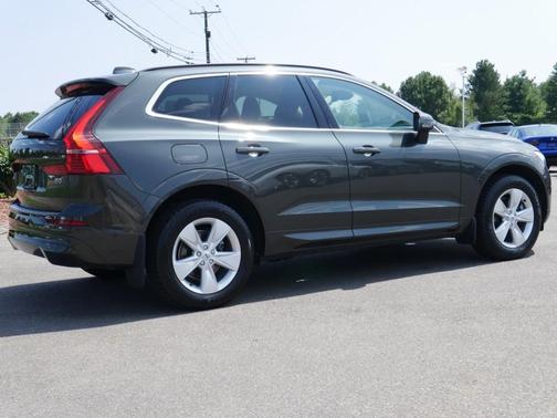 2022 Volvo XC60 B5 Momentum