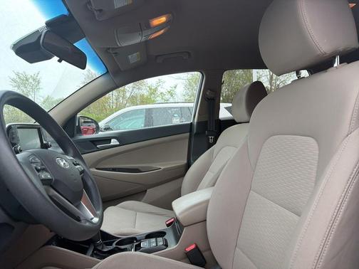 Dazzling White 2019 Hyundai TUCSON SE