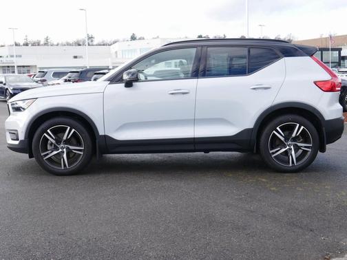 2022 Volvo XC40 T5 R-Design