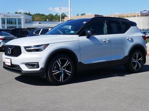 2022 Volvo XC40 T5 R-Design