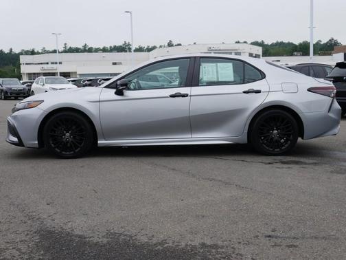 2022 Toyota Camry Hybrid SE