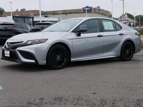 2022 Toyota Camry Hybrid SE