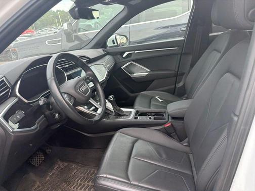 Glacier White Metallic 2019 Audi Q3 2.0T Premium Plus