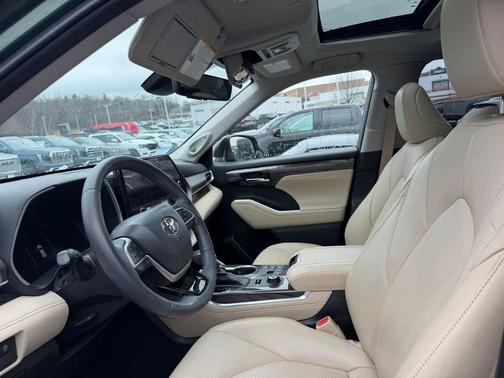 Green 2023 Toyota Highlander Limited
