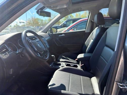 Platinum Gray Metallic 2019 Volkswagen Tiguan 2.0T SE