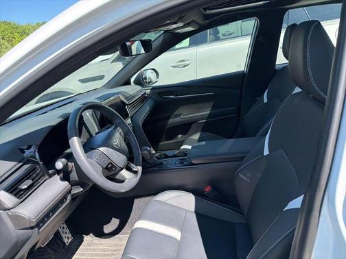Ice 2025 Toyota Camry SE