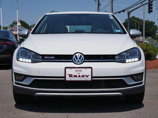 Pure White 2018 Volkswagen Golf Alltrack TSI SE