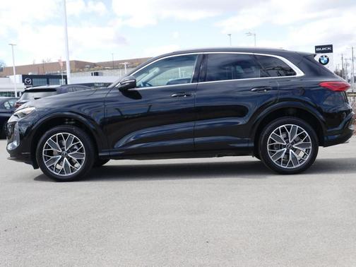 Mythos Black Metallic 2025 Audi Q5 2.0T quattro Premium